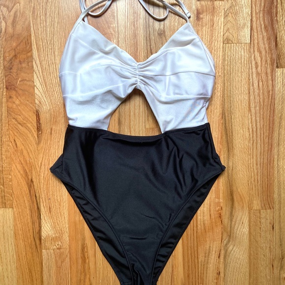 Cut-Out Colorblock One Piece Swimsuit - Picture 2 of 9